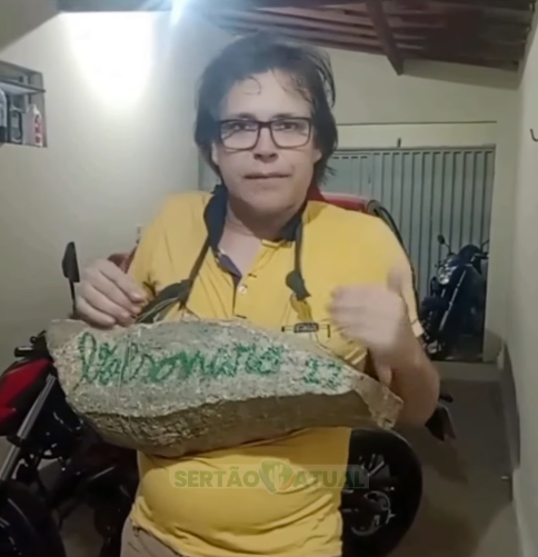 Leia mais sobre o artigo Homem convoca 60 milhões de patriotas com pedras enormes no pescoço rumo a Brasília