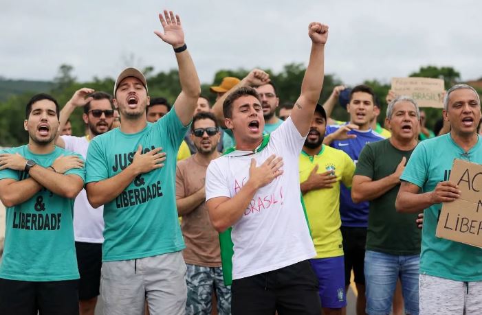 Leia mais sobre o artigo Nikolas descansa em hotel de luxo enquanto patriotas dormem na rua