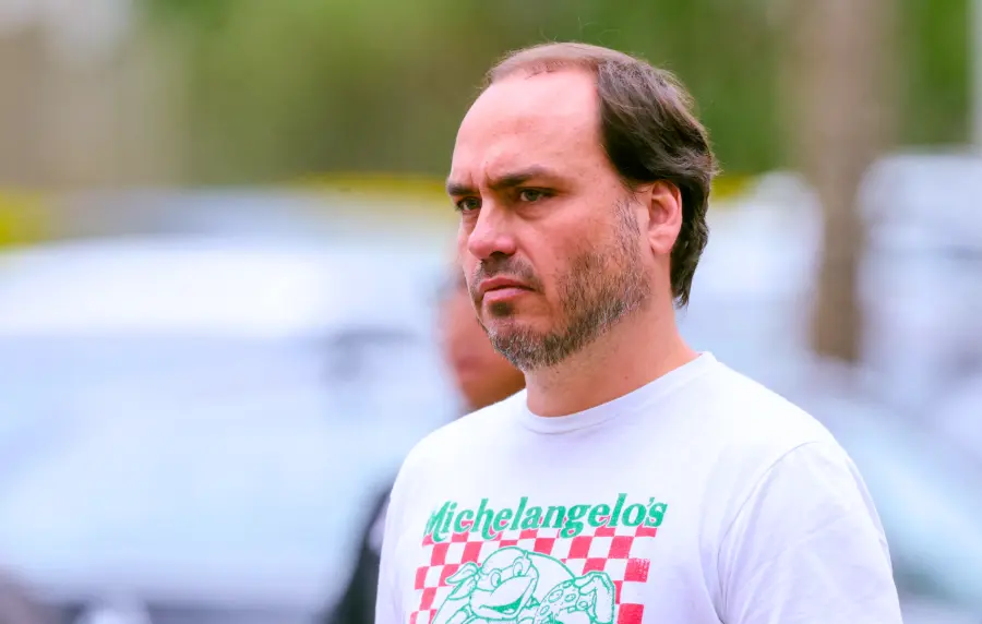 Leia mais sobre o artigo Carlos Bolsonaro comenta prisão do pai e menciona saudade do mar em publicação nas redes sociais