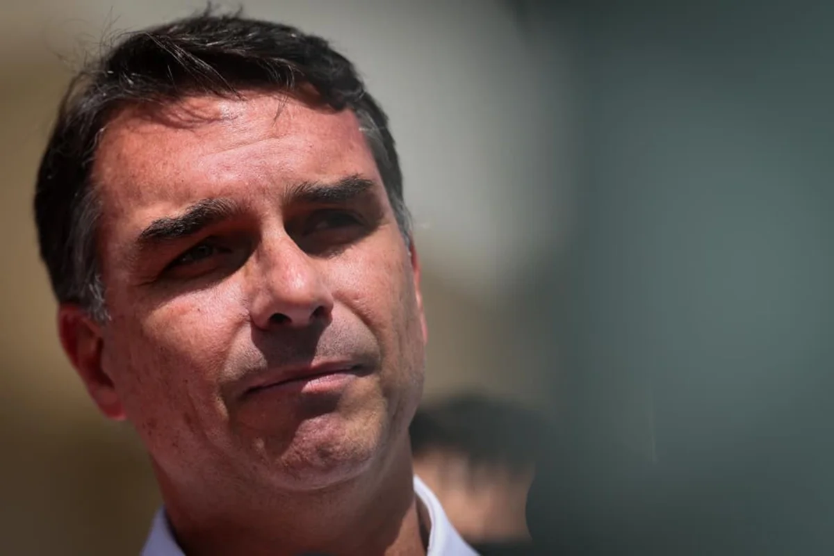 Leia mais sobre o artigo CPMI mira administradora do escritório de Flávio Bolsonaro e cita elo com “Careca do INSS”