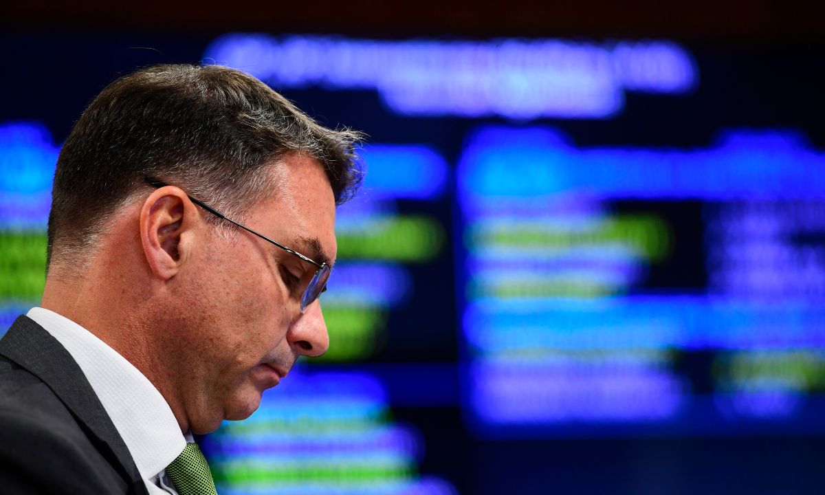 Leia mais sobre o artigo Vai desmaiar? Flávio Bolsonaro entra na mira da CPMI do INSS