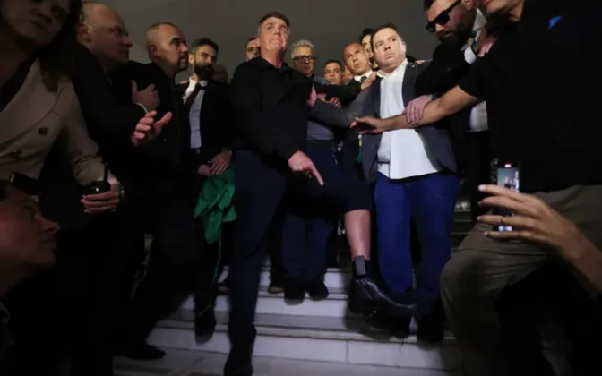 Leia mais sobre o artigo “Pintou um clima”: Bolsonaro é condenado por fala sobre menores