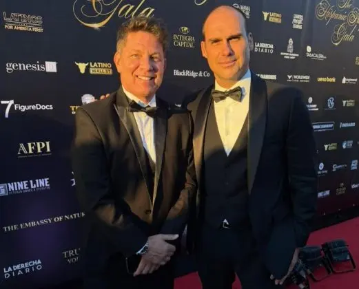 Leia mais sobre o artigo Eduardo e bolsonaristas vão a evento em resort de Trump onde pedófilo Epstein atuou