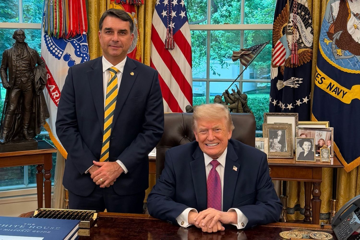 Leia mais sobre o artigo CONTÉM HUMOR: Flávio Bolsonaro pediu para Trump atacar PIX porque prefere dinheiro vivo