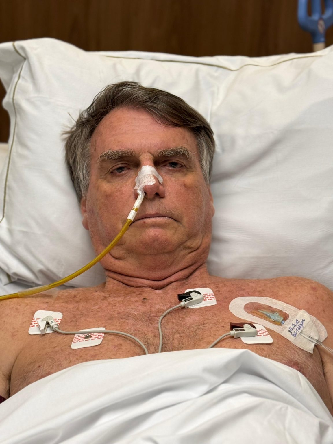 Leia mais sobre o artigo Médicos que atenderam apenas Bolsonaro por dois meses relatam calote