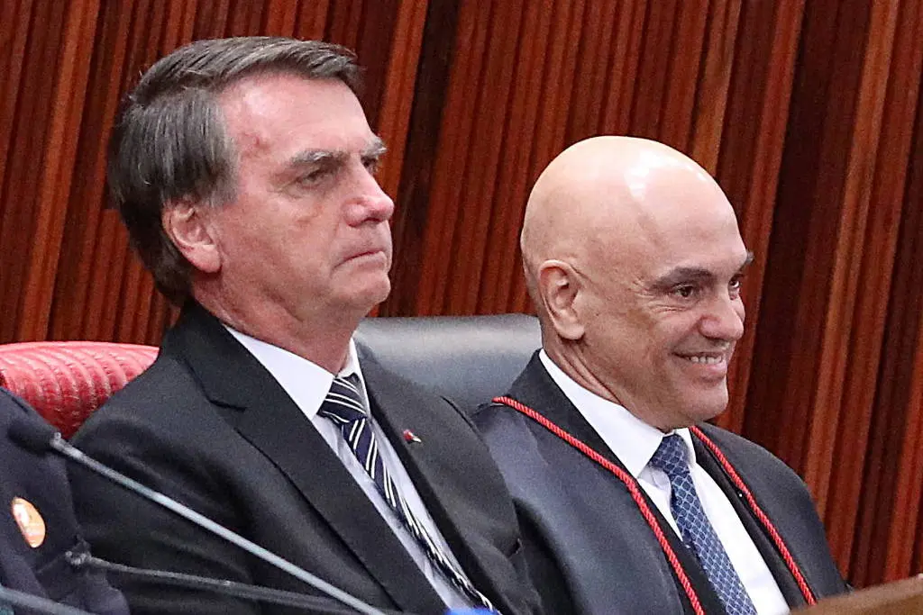 Leia mais sobre o artigo Moraes dá 24h para Bolsonaro explicar arma mantida em sua casa