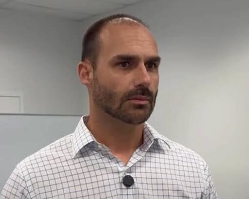 Leia mais sobre o artigo Eduardo Bolsonaro surta e grava vídeo em inglês pedido que Donald Trump ataque o Brasil