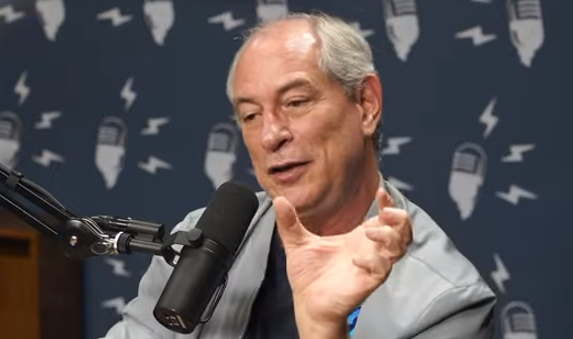 Leia mais sobre o artigo Ciro Gomes solta a mão de Flávio Bolsonaro após impasse com Michelle e retoma ataques ao clã