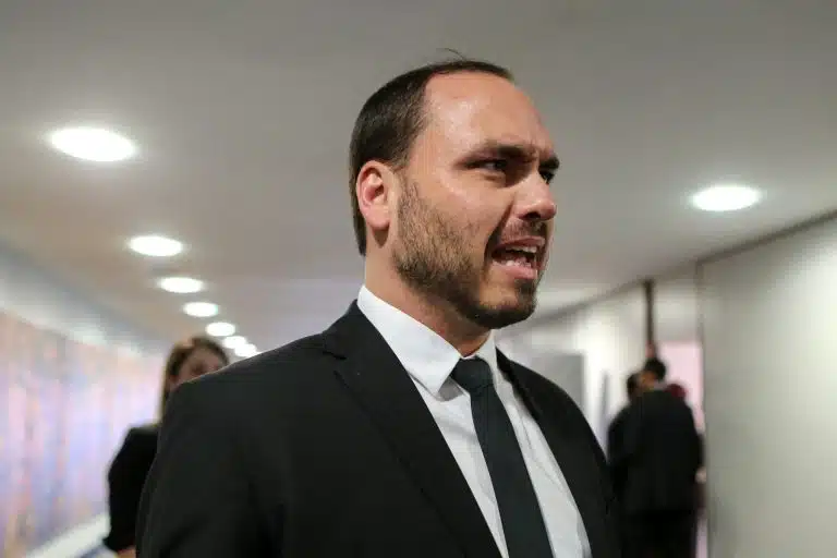 Leia mais sobre o artigo Ex-chefe de gabinete de Carlos Bolsonaro vira réu por rachadinha
