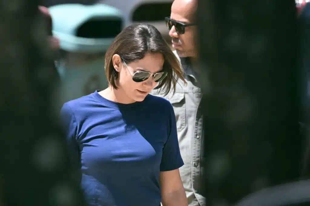 Leia mais sobre o artigo Michelle Bolsonaro dá gelo em Flávio e sobe em palanque de aliado do PL