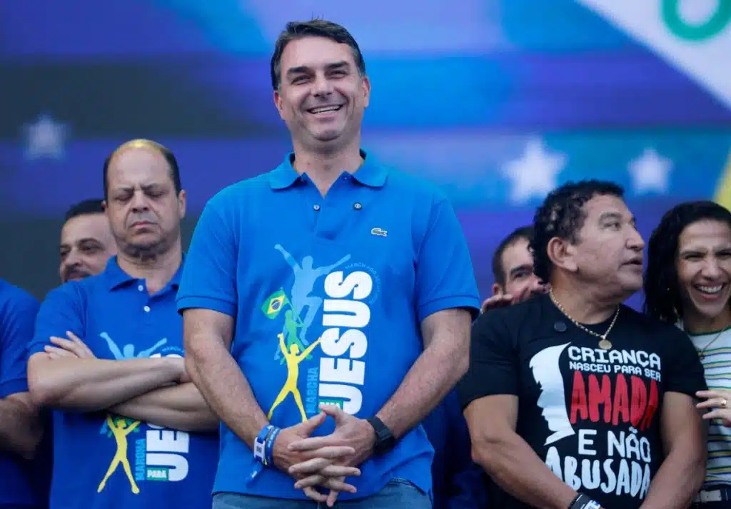 Leia mais sobre o artigo Flávio Bolsonaro expõe crianças negras como criminosos e toma invertida: quantos celulares dá pra comprar com milhões de Vorcaro?