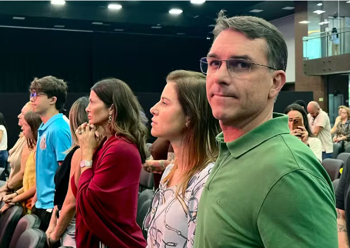 Leia mais sobre o artigo Flávio Bolsonaro enfrenta desgaste e já é visto como um “falso evangélico”