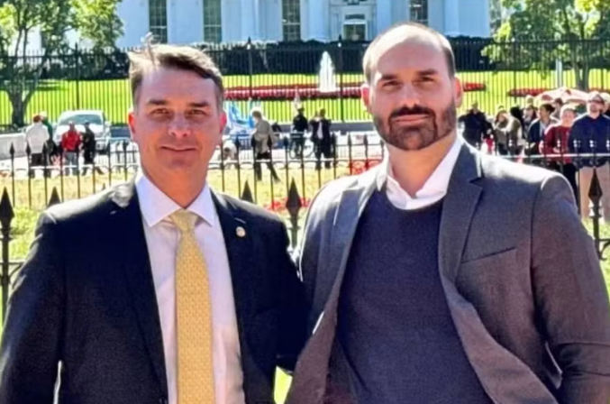 Leia mais sobre o artigo Flávio Bolsonaro em risco: Como a condenação de Eduardo Bolsonaro ameaça o senador