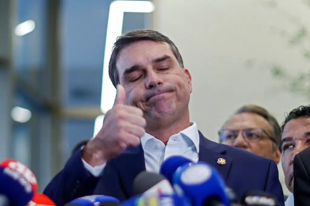 Leia mais sobre o artigo Flávio Bolsonaro se cala sobre censura a Atlas e divulga pesquisa Gerp, que errou na disputa de Bolsonaro contra Lula