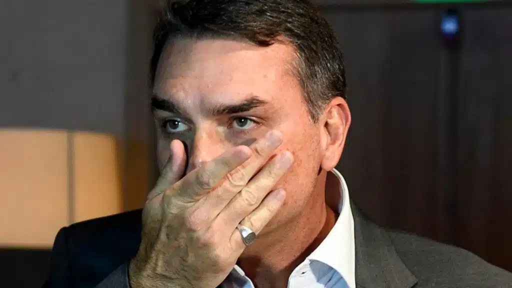Leia mais sobre o artigo Escândalo Master derruba Flávio Bolsonaro em pesquisas e expõe fragilidade eleitoral