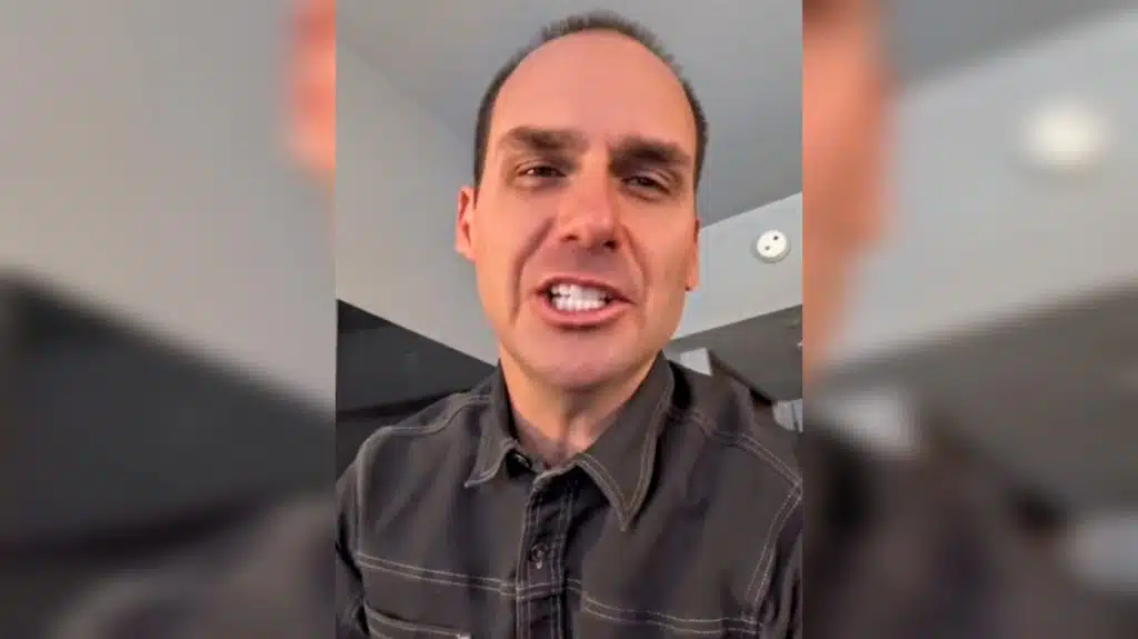 Leia mais sobre o artigo Após se “esconder” por 1 ano, Eduardo Bolsonaro diz que não sabia da acusação que o condenou