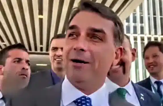 Leia mais sobre o artigo Flávio Bolsonaro defende relação com Vorcaro após ser pressionado em evento