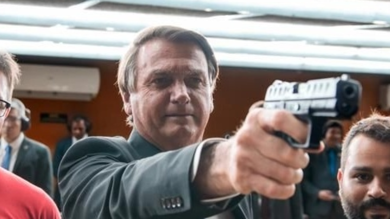 Leia mais sobre o artigo Arma de fogo de Bolsonaro é apreendida em posse de outra pessoa durante uma blitz