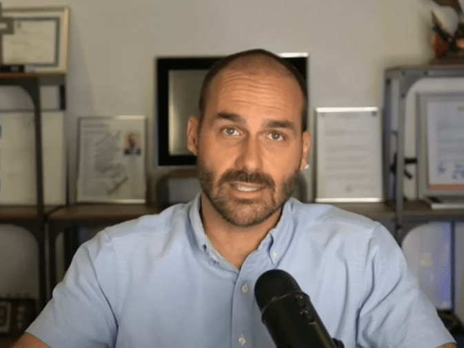 Leia mais sobre o artigo Eduardo Bolsonaro condenado: o caminho até a prisão e a extradição