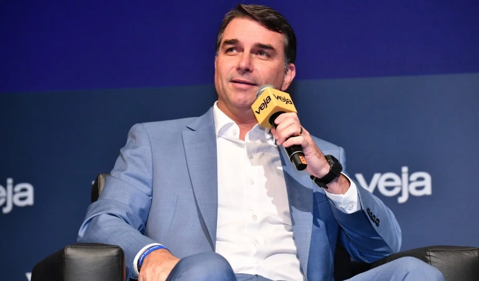 Leia mais sobre o artigo Desesperado, Flávio Bolsonaro defende Bolsa Família e critica o pai