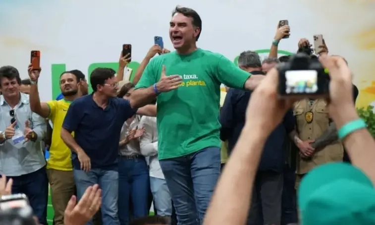 Leia mais sobre o artigo Desesperado, Flávio Bolsonaro defende castração química em discurso
