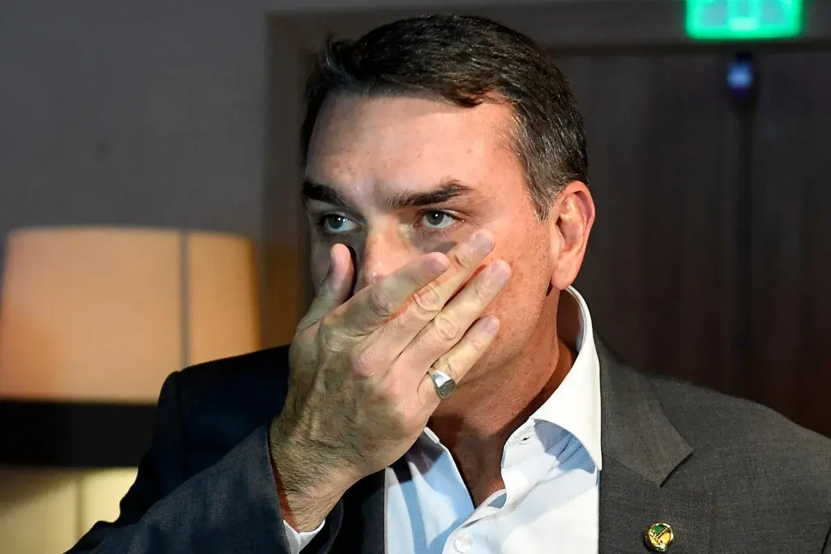 Leia mais sobre o artigo Derretendo nas pesquisas, Flávio Bolsonaro busca nova rota para salvar campanha
